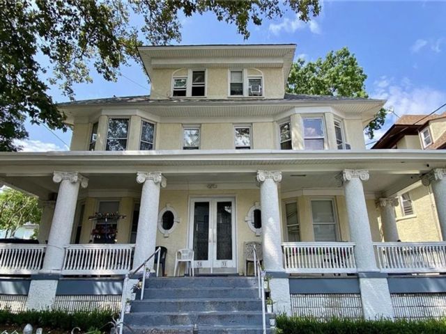  2 BR,  1.00 BTH &nbsp;Multi-family style home in Clifton