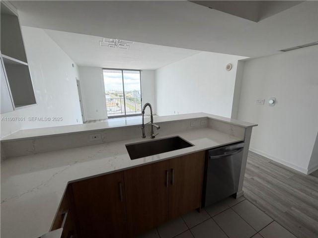  2 BR,  2.00 BTH &nbsp; style home in Hollywood