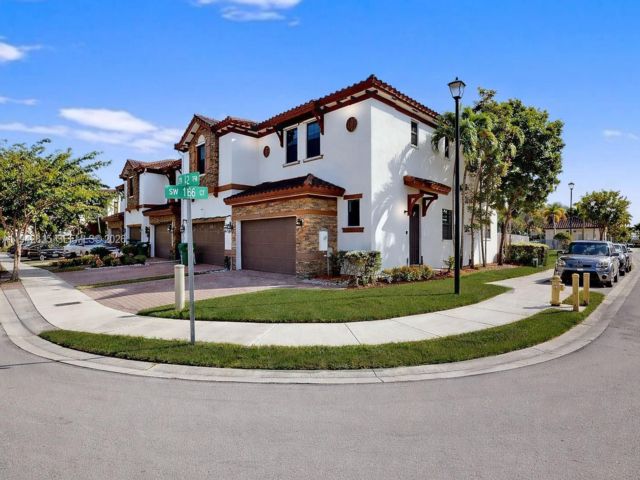  3 BR,  2.50 BTH &nbsp;Townhouse style home in Miami