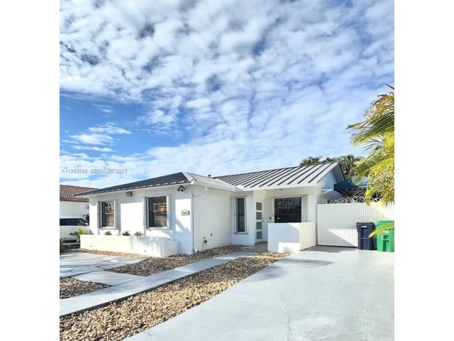  3 BR,  2.00 BTH &nbsp;Other style home in Miami