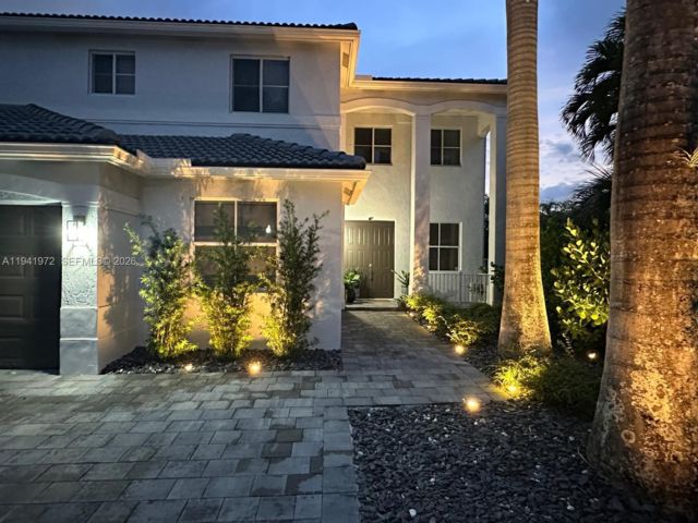  6 BR,  4.00 BTH &nbsp; style home in Weston