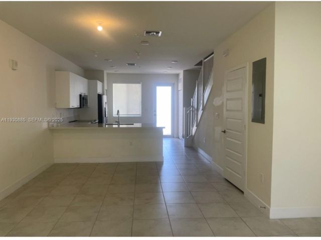  3 BR,  2.50 BTH &nbsp;Condo style home in Medley