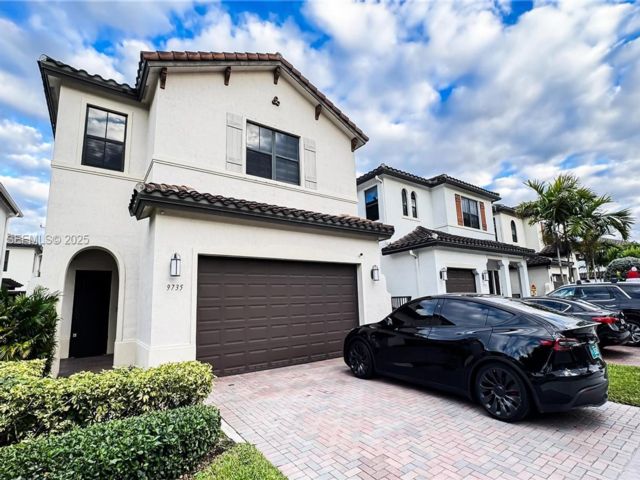  3 BR,  3.00 BTH &nbsp; style home in Hialeah