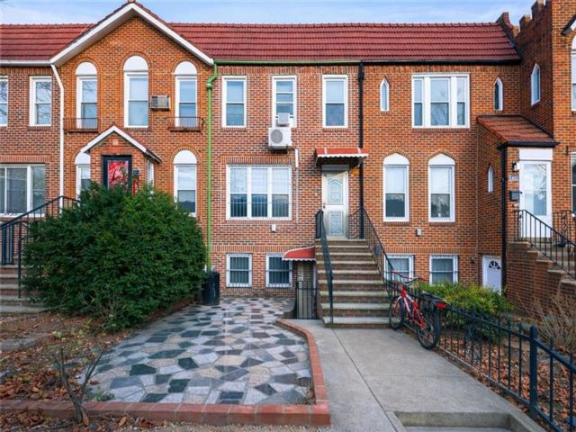  5 BR,  3.00 BTH &nbsp;Multi-family style home in Madison