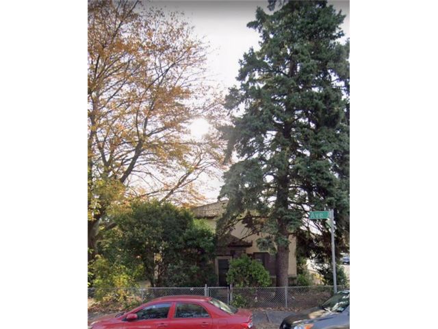  3 BR,  2.00 BTH &nbsp;Single family style home in Canarsie