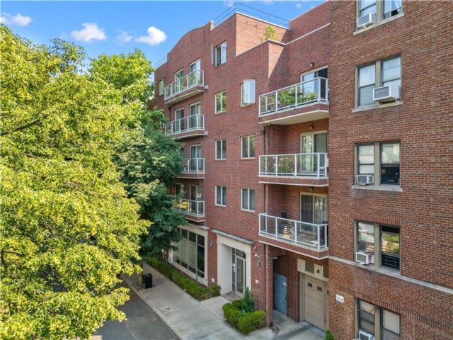  3 BR,  2.00 BTH &nbsp;Condominium style home in Midwood