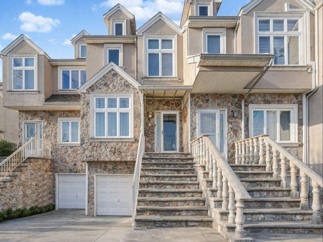  5 BR,  4.00 BTH &nbsp;Single family style home in Great Kill