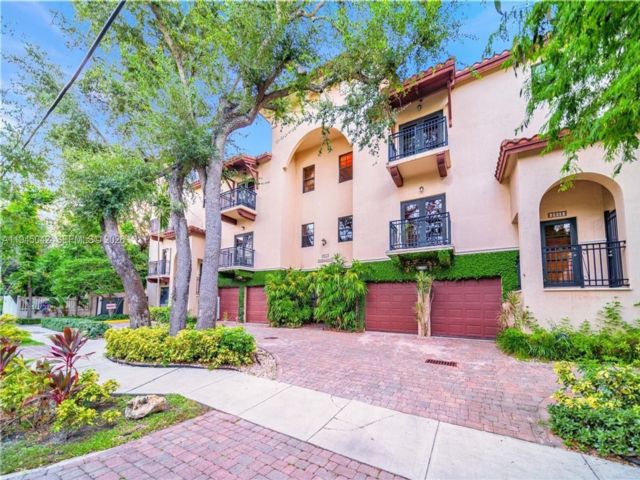  2 BR,  2.50 BTH &nbsp;Townhouse style home in Coconut Grove