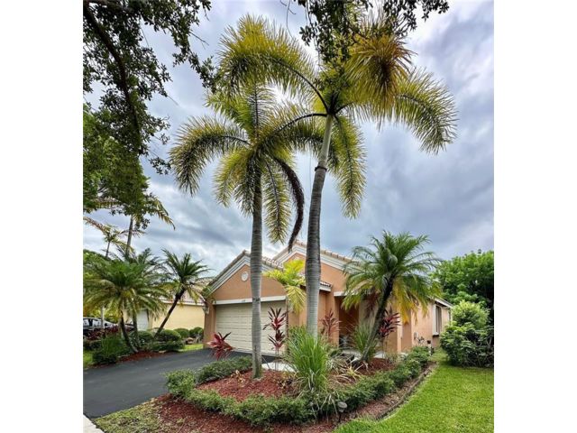  3 BR,  2.00 BTH &nbsp; style home in Weston