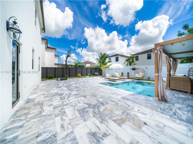  5 BR,  2.50 BTH &nbsp; style home in Miami