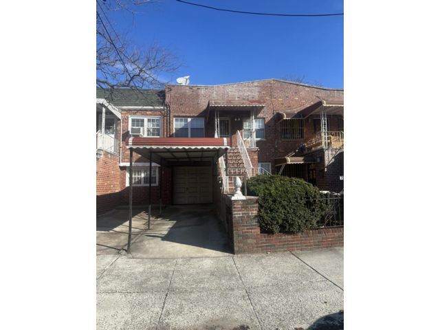  3 BR,  2.00 BTH &nbsp;Duplex style home in Canarsie