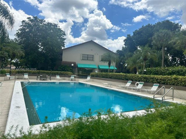  3 BR,  2.00 BTH &nbsp;Townhouse style home in Miami