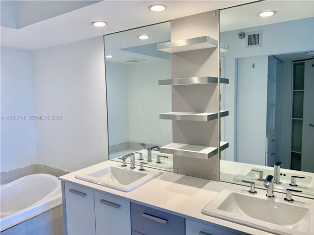  2 BR,  2.00 BTH &nbsp; style home in Aventura