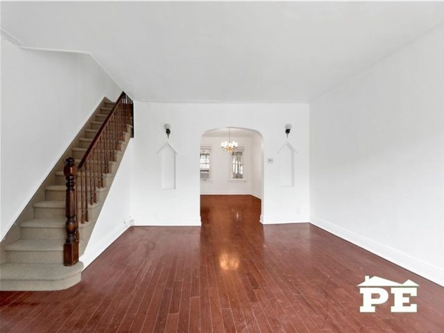  3 BR,  2.00 BTH &nbsp;Single family style home in Marine Park