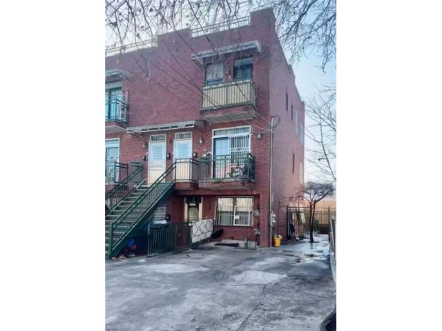  4 BR,  2.00 BTH &nbsp;Condominium style home in Bensonhurst