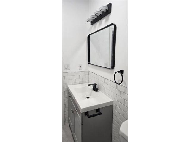  3 BR,  1.00 BTH &nbsp;Multi-family style home in Brownsville