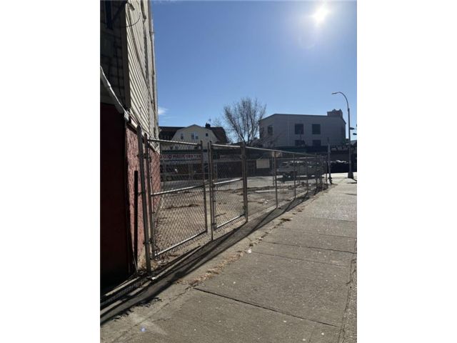 Lot <b>Size:</b>  &nbsp;Land style home in Bensonhurst