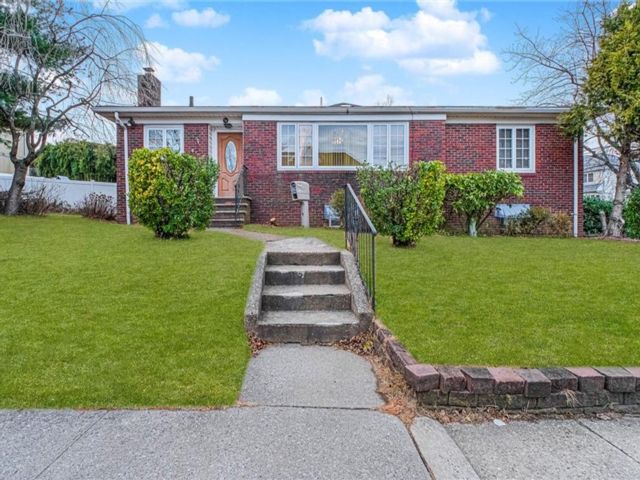  2 BR,  1.00 BTH &nbsp;Single family style home in Sunnyside