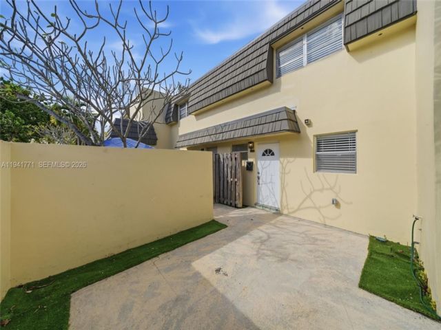  2 BR,  2.50 BTH &nbsp; style home in Miami