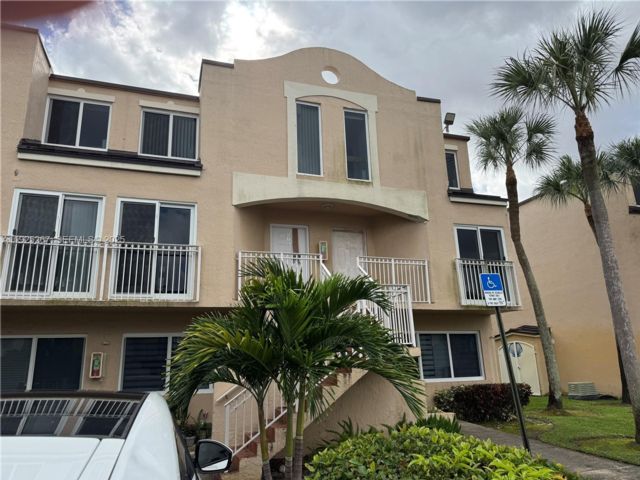  2 BR,  2.00 BTH &nbsp; style home in Miami