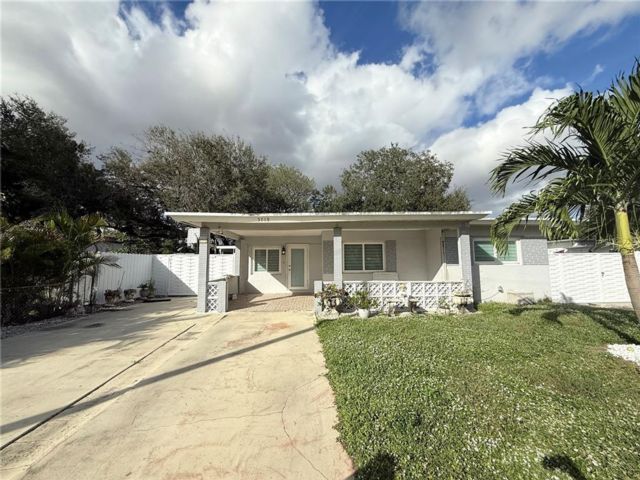  3 BR,  2.00 BTH &nbsp; style home in Hollywood