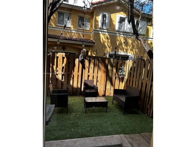  3 BR,  3.00 BTH &nbsp;Townhouse style home in Medley