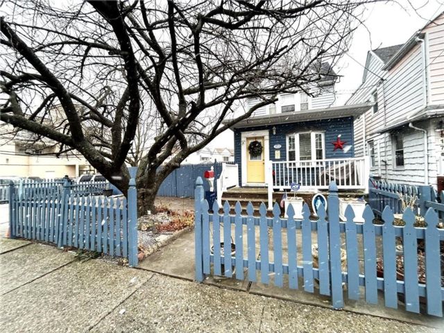  2 BR,  2.00 BTH &nbsp;Single family style home in Gerritsen Beach
