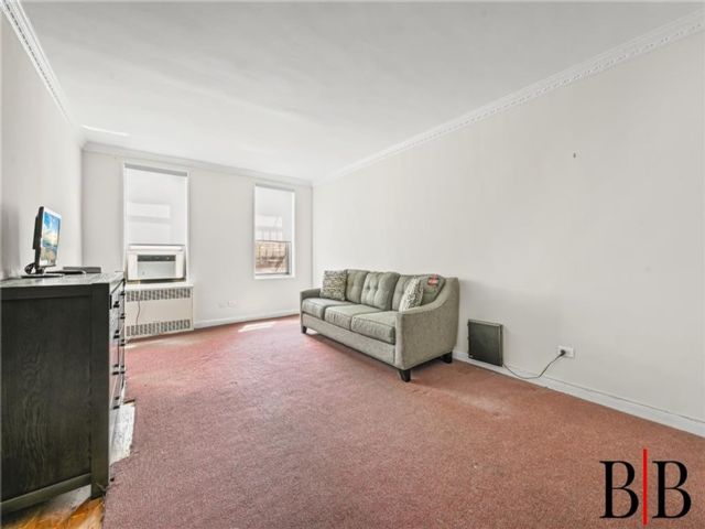  1 BR,  1.00 BTH &nbsp;Co-op style home in Marine Park
