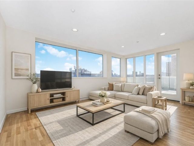  2 BR,  2.00 BTH &nbsp;Condominium style home in Midwood