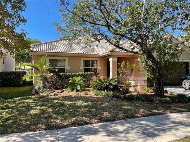  4 BR,  2.50 BTH &nbsp; style home in Weston