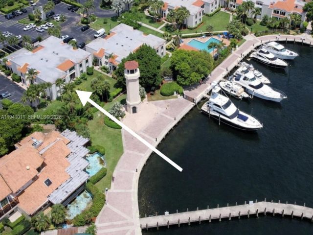  3 BR,  2.00 BTH &nbsp;Condo style home in Aventura