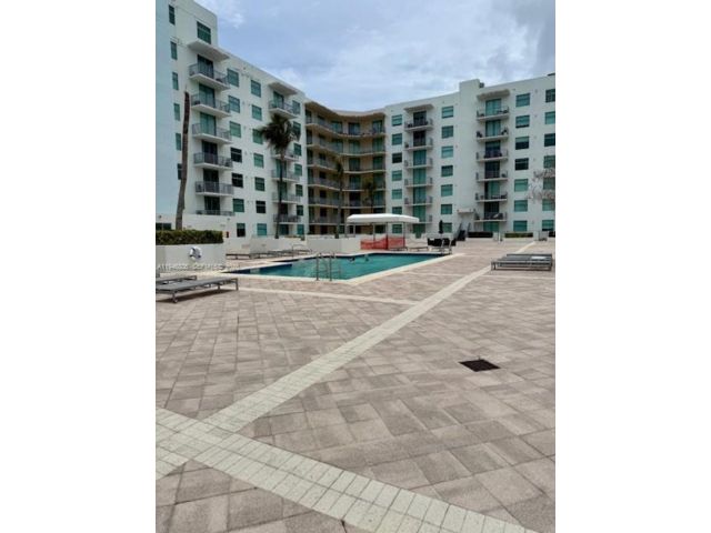  3 BR,  2.00 BTH &nbsp; style home in Hollywood