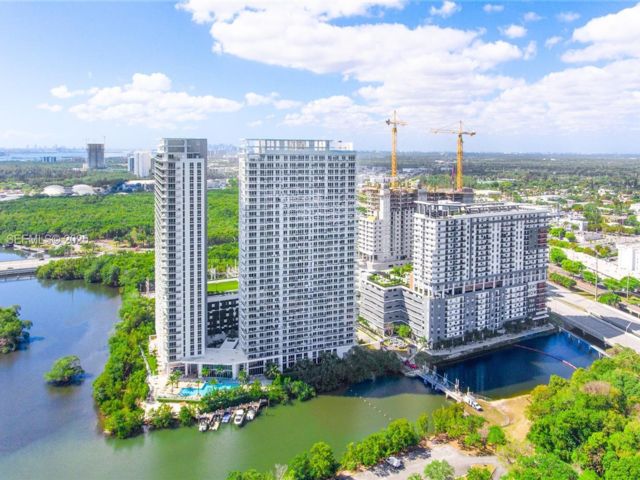  2 BR,  2.00 BTH &nbsp;Condo style home in Aventura