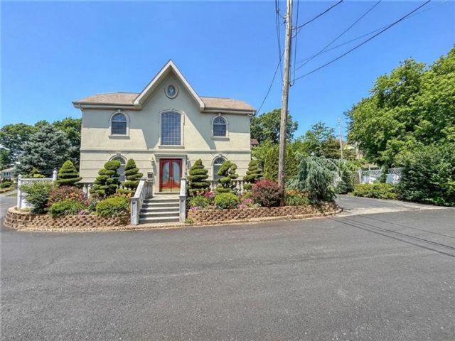  3 BR,  0.00 BTH &nbsp;Multi-family style home in Dongan Hills-colony