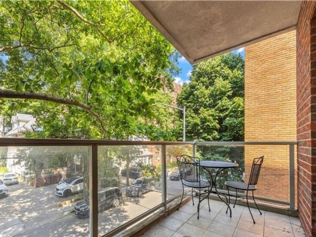  2 BR,  1.00 BTH &nbsp;Condominium style home in Midwood