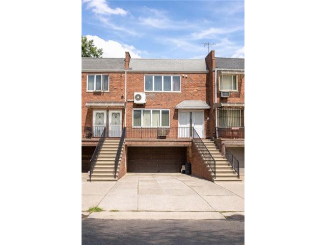  6 BR,  3.00 BTH &nbsp;Multi-family style home in Gravesend