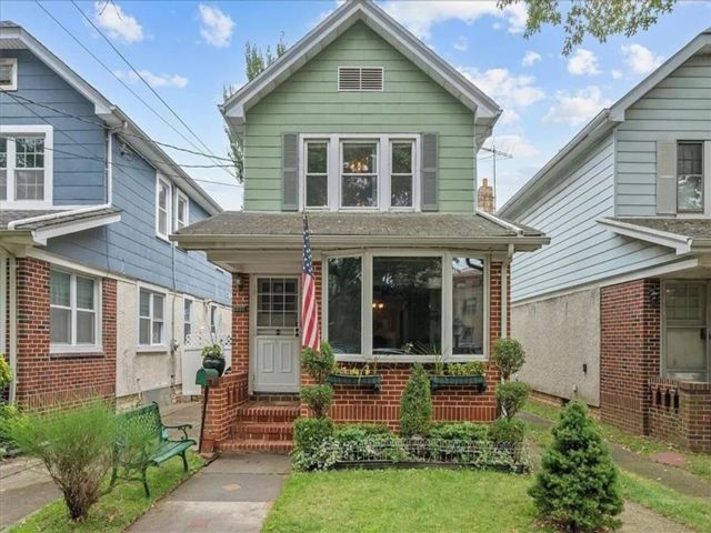  3 BR,  1.50 BTH &nbsp;Single family style home in Marine Park