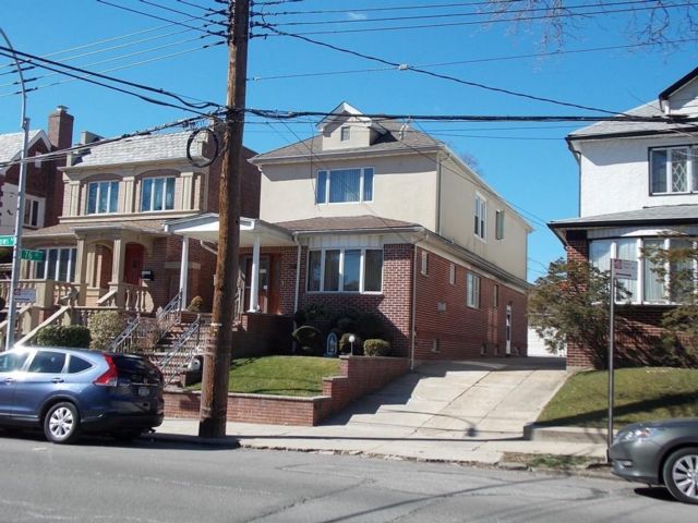  5 BR,  3.00 BTH &nbsp;Multi-family style home in Bay Ridge