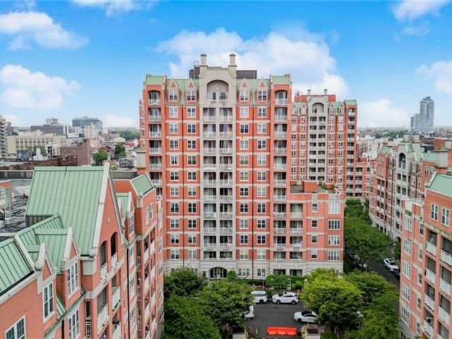  3 BR,  3.00 BTH &nbsp;Condominium style home in Brighton Beach