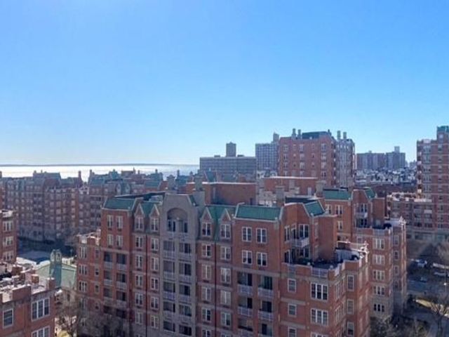  2 BR,  3.00 BTH &nbsp;Condominium style home in Brighton Beach