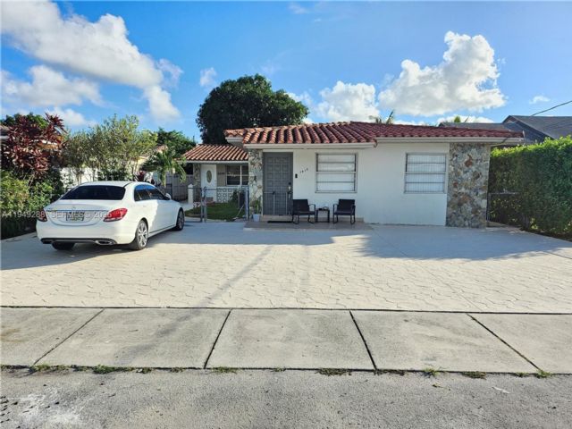  3 BR,  2.00 BTH &nbsp;Duplex style home in Miami