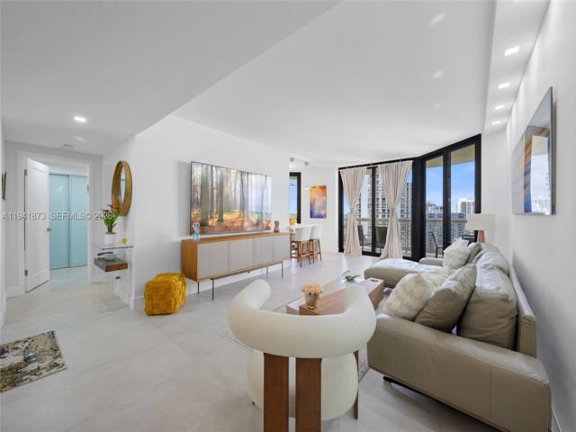  2 BR,  2.00 BTH &nbsp;Condo style home in Aventura