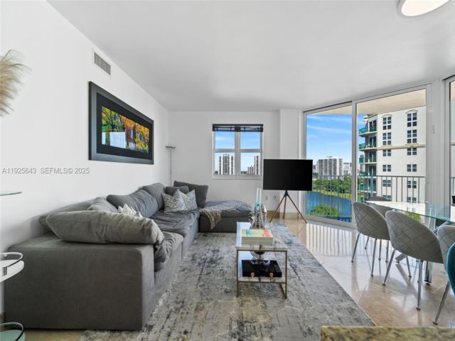  2 BR,  2.00 BTH &nbsp;Condo style home in Aventura