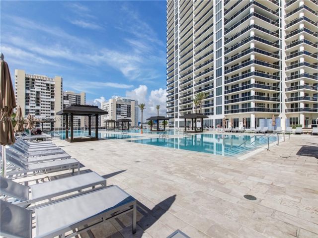  3 BR,  3.00 BTH &nbsp;Condo style home in Hallandale Beach
