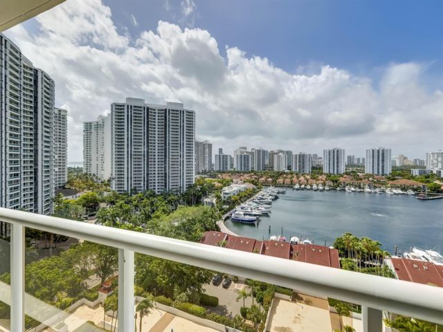  2 BR,  2.00 BTH &nbsp;Condo style home in Aventura