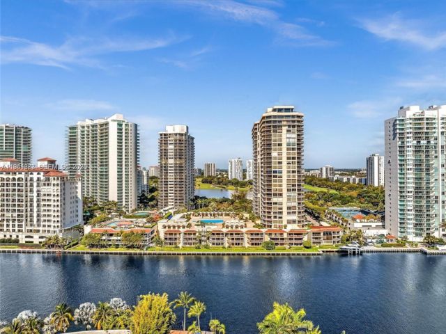  2 BR,  2.00 BTH &nbsp;Condo style home in Aventura