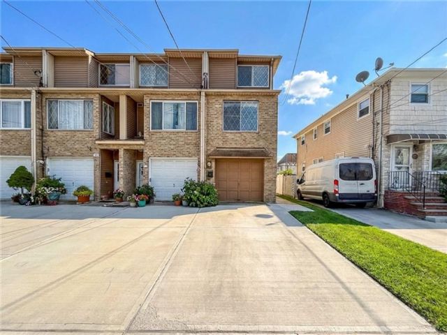  2 BR,  1.50 BTH &nbsp;Single family style home in New Dorp