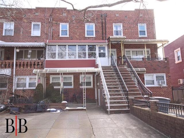  5 BR,  4.00 BTH &nbsp;Multi-family style home in Mill Basin