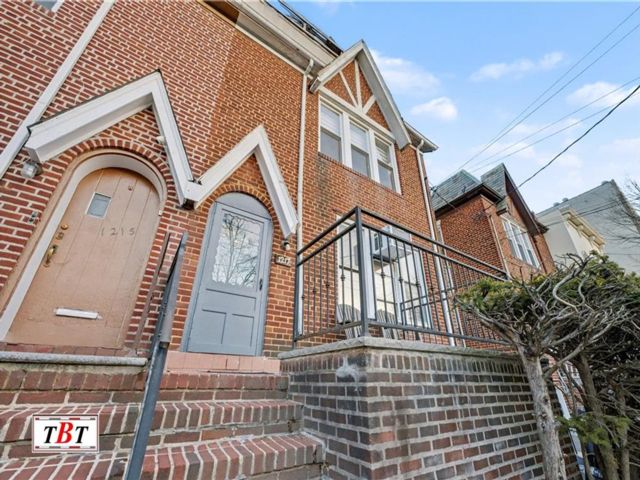 Studio,  0.00 BTH &nbsp;Multi-family style home in Midwood