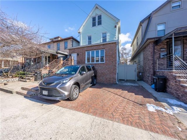  6 BR,  4.00 BTH &nbsp;Multi-family style home in Sheepshead Bay